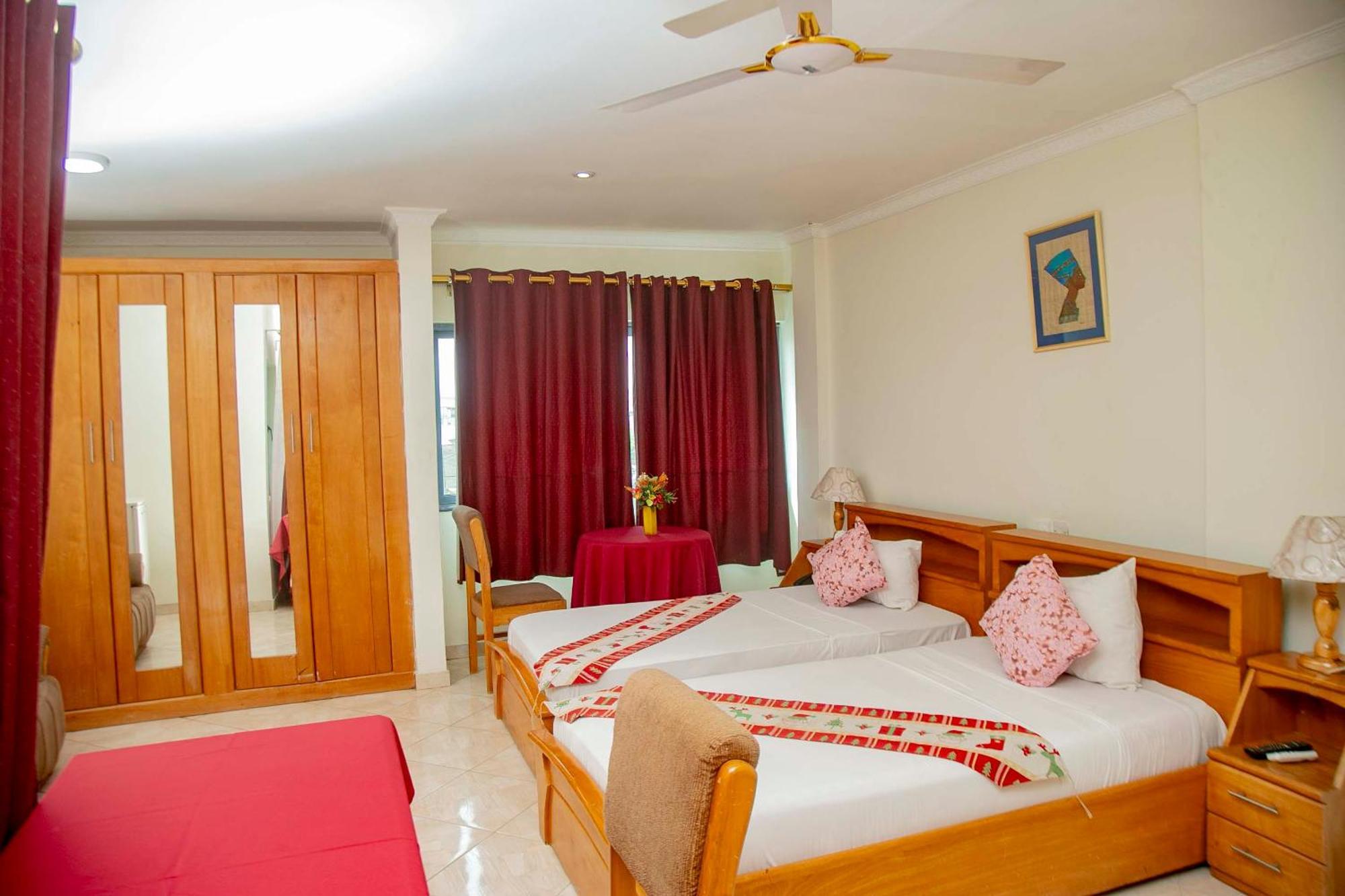 Brookvale Hotel Weija エクステリア 写真