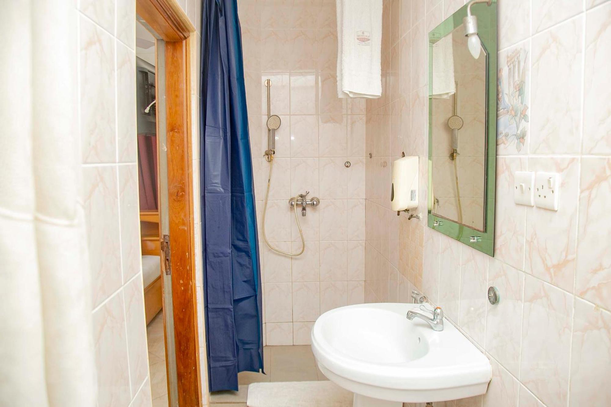 Brookvale Hotel Weija エクステリア 写真