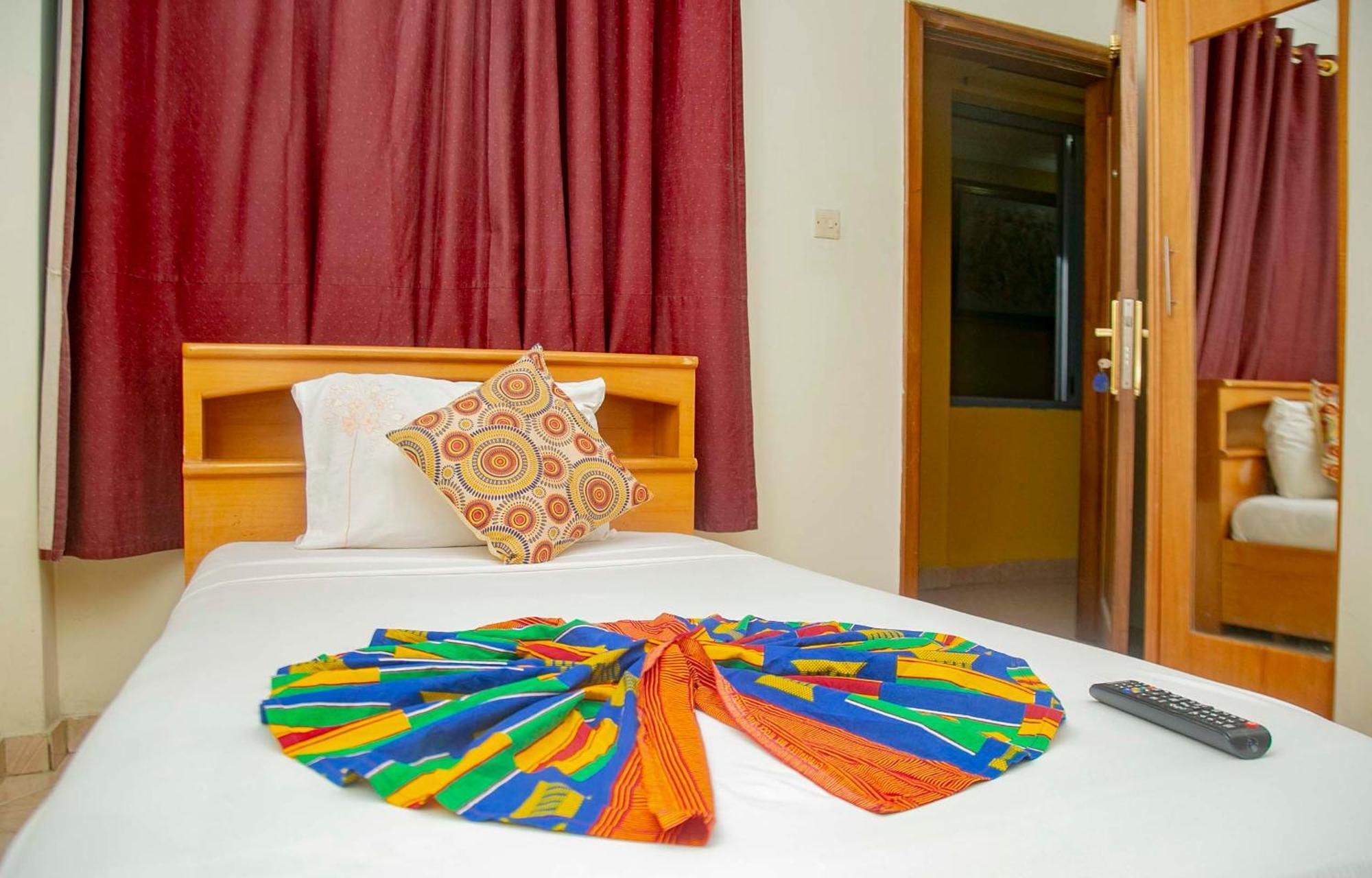 Brookvale Hotel Weija エクステリア 写真