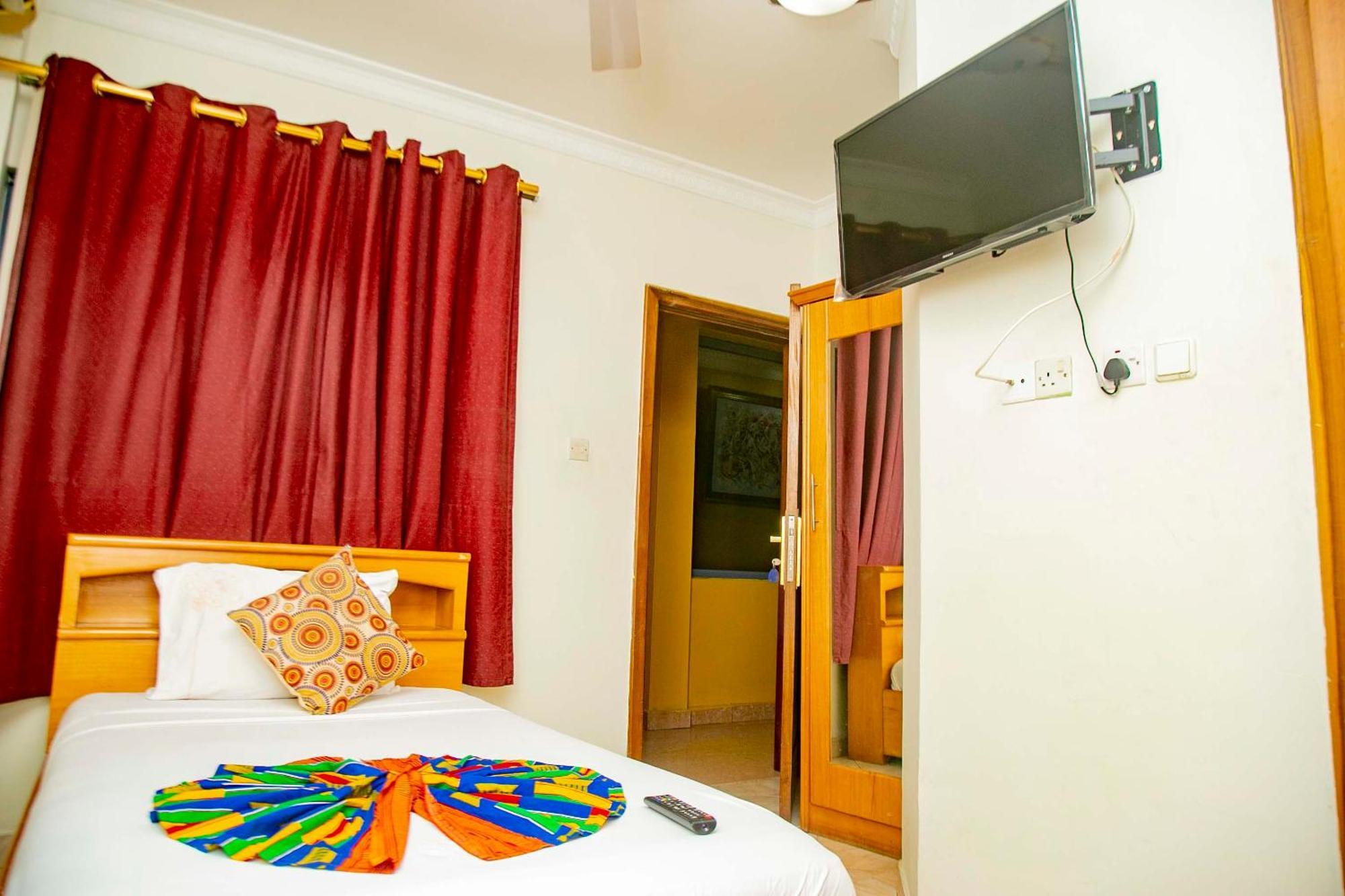 Brookvale Hotel Weija エクステリア 写真