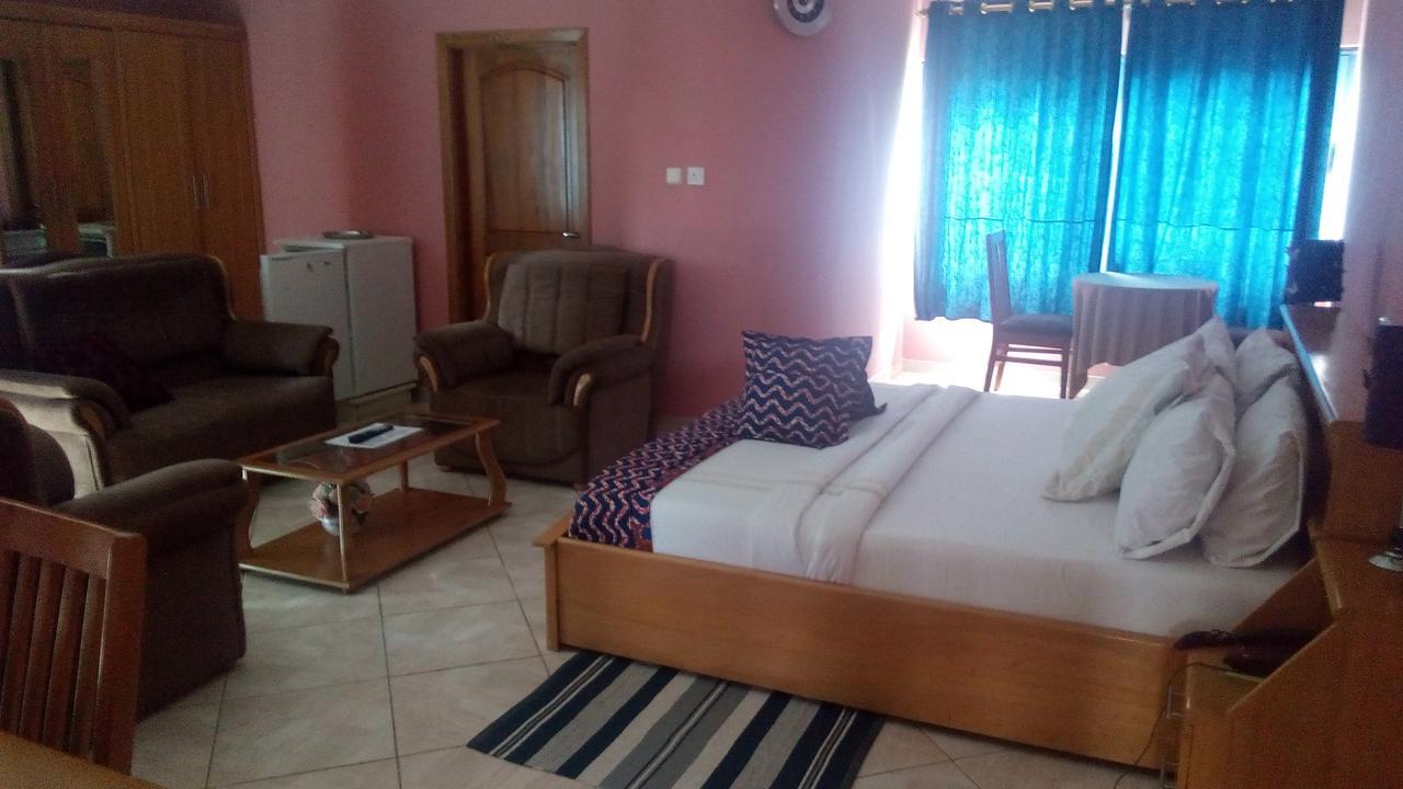 Brookvale Hotel Weija エクステリア 写真